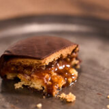 3秒でとろけ出す！塩キャラメル×ビターチョコ×和三盆クッキーサンドを徹底調査【お取り寄せ手土産】