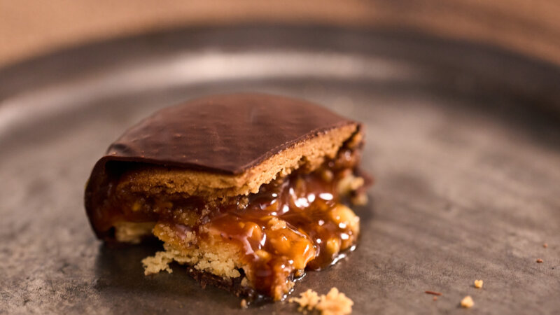 3秒でとろけ出す！塩キャラメル×ビターチョコ×和三盆クッキーサンドを徹底調査【お取り寄せ手土産】